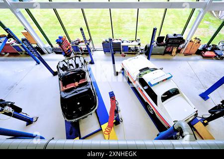 British Motor Museum Gaydon dans l'atelier d'ingénierie Jaguar avec un V12 E type et une voiture de police Jaguar à grande vitesse montrant des outils spéciaux et Avon Banque D'Images