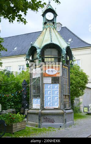 Ancienne cabine téléphonique dans le quartier de Vesterbro à Copenhague, Danemark, Scandinavie. Banque D'Images