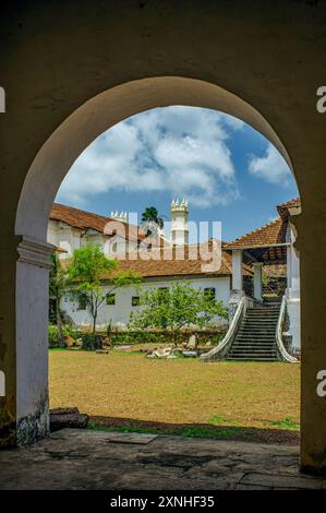 06 09 2009 ancienne vue de la belle époque portugaise coloniale qui est maintenant le Musée d'Archéologie dans le Vieux Goa, Inde Asie. Banque D'Images