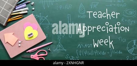 Ensemble de papeterie scolaire sur tableau noir. Bannière pour la semaine d'appréciation des enseignants Banque D'Images