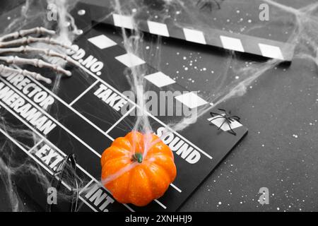 Clapperboard avec décor d'Halloween différent sur fond noir grunge Banque D'Images