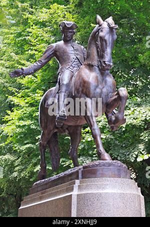 Statue de Paul Revere sur la promenade touristique historique Freedom Trail de Boston avec fond vert, Boston, États-Unis Banque D'Images