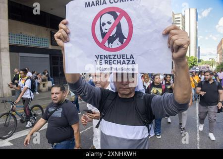 Un partisan du gouvernement de Nicolas Maduro tient une pancarte lors d'une marche à Caracas pour soutenir le président réélu. Des centaines de personnes ont défilé sur l'avenue Urdaneta pour soutenir le président Nicolas Maduro. Au cours de leur marche vers le palais présidentiel de Miraflores, les manifestants portaient des drapeaux et des symboles de soutien en allusion au Chavisme et au président actuel. Cette manifestation a été organisée après que Maduro a annoncé son plan de sécurité dans lequel il prévoit des « patrouilles civiques, policières et militaires » sur tout le territoire national. Banque D'Images