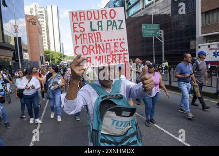 Un partisan du gouvernement de Nicolas Maduro tient une pancarte lors d'une marche à Caracas pour soutenir le président réélu. Des centaines de personnes ont défilé sur l'avenue Urdaneta pour soutenir le président Nicolas Maduro. Au cours de leur marche vers le palais présidentiel de Miraflores, les manifestants portaient des drapeaux et des symboles de soutien en allusion au Chavisme et au président actuel. Cette manifestation a été organisée après que Maduro a annoncé son plan de sécurité dans lequel il prévoit des « patrouilles civiques, policières et militaires » sur tout le territoire national. (Photo Israel Fuguemann/SOPA images/SIPA USA) Banque D'Images