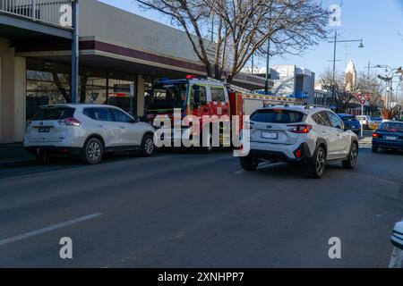 Kyabram, Victoria, Australie, 1er août 2024 ; les volontaires CFA et les pompiers assistent à une alarme incendie dans un magasin vide de la rue Allan Kyabram. Les camions de pompiers ont partiellement bloqué la rue Alan tandis que les volontaires de la CFA fouillaient les lieux pour trouver des signes d'incendie. Crédit P.j.Hickox/Alamy Live News. Banque D'Images