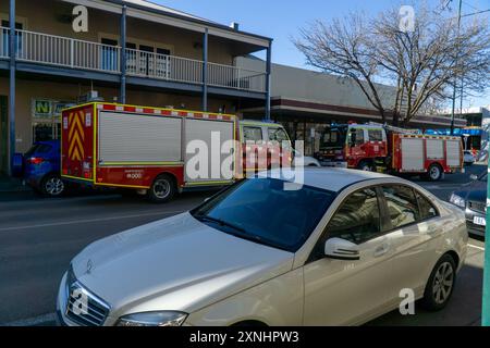 Kyabram, Victoria, Australie, 1er août 2024 ; les volontaires CFA et les pompiers assistent à une alarme incendie dans un magasin vide de la rue Allan Kyabram. Les camions de pompiers ont partiellement bloqué la rue Alan tandis que les volontaires de la CFA fouillaient les lieux pour trouver des signes d'incendie. Crédit P.j.Hickox/Alamy Live News. Banque D'Images