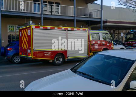 Kyabram, Victoria, Australie, 1er août 2024 ; les volontaires CFA et les pompiers assistent à une alarme incendie dans un magasin vide de la rue Allan Kyabram. Les camions de pompiers ont partiellement bloqué la rue Alan tandis que les volontaires de la CFA fouillaient les lieux pour trouver des signes d'incendie. Crédit P.j.Hickox/Alamy Live News. Banque D'Images