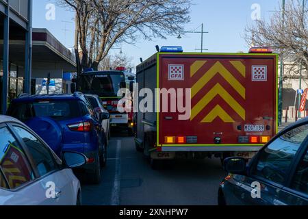 Kyabram, Victoria, Australie, 1er août 2024 ; les volontaires CFA et les pompiers assistent à une alarme incendie dans un magasin vide de la rue Allan Kyabram. Les camions de pompiers ont partiellement bloqué la rue Alan tandis que les volontaires de la CFA fouillaient les lieux pour trouver des signes d'incendie. Crédit P.j.Hickox/Alamy Live News. Banque D'Images