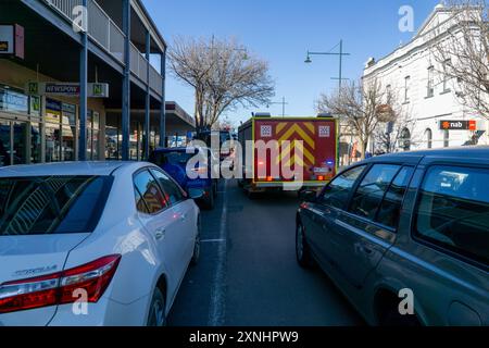 Kyabram, Victoria, Australie, 1er août 2024 ; les volontaires CFA et les pompiers assistent à une alarme incendie dans un magasin vide de la rue Allan Kyabram. Les camions de pompiers ont partiellement bloqué la rue Alan tandis que les volontaires de la CFA fouillaient les lieux pour trouver des signes d'incendie. Crédit P.j.Hickox/Alamy Live News. Banque D'Images