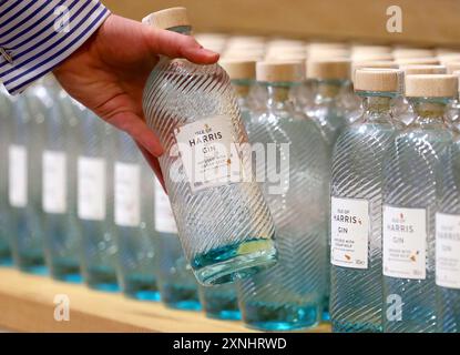 Photo du dossier datée du 18/10/16 des bouteilles de gin Harris de la distillerie de l'île de Harris. Les fabricants de gin et de whisky affirment que l'augmentation «désastreuse» de 10,1 % des taxes sur l'alcool a «sucé la vie d'une industrie en plein essor» un an après son introduction. Les hausses des droits sur l'alcool en août de l'année dernière ont été les plus importantes depuis près de 50 ans, ajoutant 20 % aux droits d'accise sur plus de 85 % de tous les vins sur le marché britannique et 10,1 % aux droits acquittés sur les spiritueux à fort pouvoir. Date d'émission : jeudi 1er août 2024. Banque D'Images