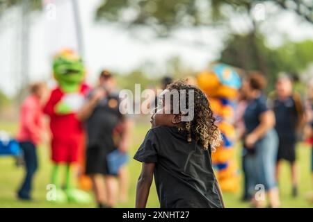 Darwin, Australie - 27 juillet 2024 : un enfant aborigène australien regarde le Royal Darwin Show 2024. Banque D'Images