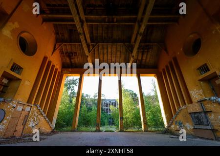 ruines abandonnées d'une ancienne baraque militaire Banque D'Images