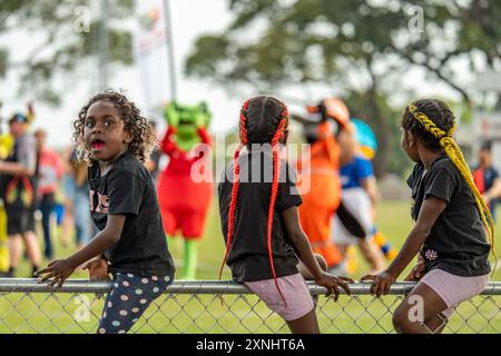 Darwin, Australie - 27 juillet 2024 : un enfant aborigène australien regarde le Royal Darwin Show 2024. Banque D'Images