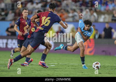 Orlando, FL : le défenseur de Manchester City Rico Lewis (82 ans) se prépare à tirer le ballon avec le milieu de terrain de Barcelone Marc Bernal (16 ans) qui cherche à bloquer le tir Banque D'Images