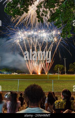 Feux d'artifice pour observer la foule au Royal Darwin Show 2024 Banque D'Images