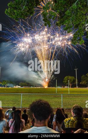 Feux d'artifice pour observer la foule au Royal Darwin Show 2024 Banque D'Images