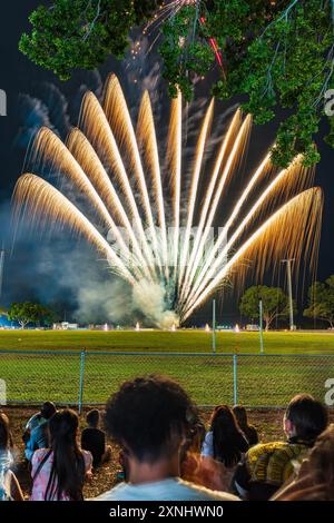 Feux d'artifice pour observer la foule au Royal Darwin Show 2024 Banque D'Images