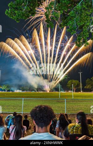 Feux d'artifice pour observer la foule au Royal Darwin Show 2024 Banque D'Images