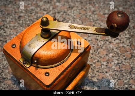 14 juillet 2023 Eskisehir Turquie. Vieux moulin à café dans la cuisine vue rapprochée Banque D'Images