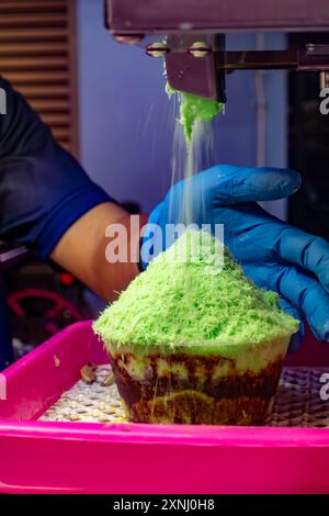 Bingsu aromatisé à la menthe, un dessert glacé aromatisé de Corée vu ici sur un marché de rue à Tanjung Bungah, Penang, Corée Banque D'Images