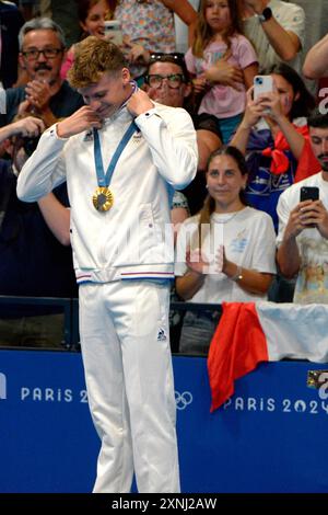 leon Marchand (France) reçoit la médaille d'or en natation - finale du médaillé individuel du 400 m masculin, Jeux Olympiques Paris 2024 à Paris, France, juillet 28 2024 Banque D'Images