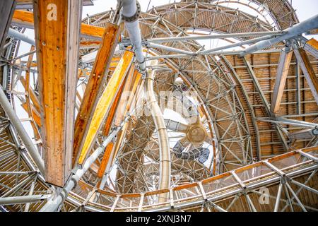 Regardant de l'intérieur de la Sky Walk Tower, montrant la construction complexe en bois et en métal. Swieradow Zdroj, Pologne Banque D'Images