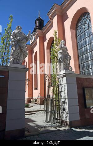 Les Staues of prudence et Hope gardent la porte d'entrée du cimetière de Storkyrkan, Stockholm Banque D'Images