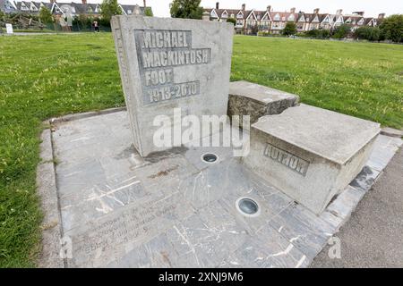 Le mémorial de Michael Foot qui est situé à Freedom Fields, Park, plymouth, devon, Royaume-Uni Michael Foot était un député travailliste pour Plymouth Devonport entre 1 et 1 Banque D'Images