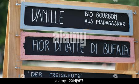 Un menu de crème glacée écrit en langue italienne est écrit sur une planche de bois par le vendeur de crème glacée Banque D'Images