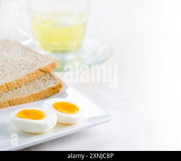 Œufs durs, toasts et tasse de thé. Banque D'Images