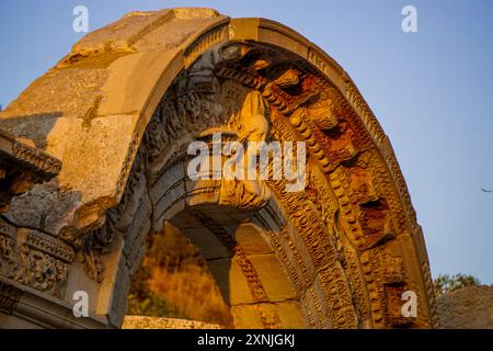 20 juin 2024 Selcuk Izmir Turquie. Ephèse Efes ville antique avec bibliothèque théâtre et détails artistiques au coucher du soleil Banque D'Images