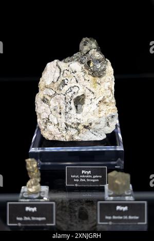 Pyrite avec microcline, calcite et galène, exposition de minéraux de pyrite, Musée géologique, Varsovie, Pologne Banque D'Images