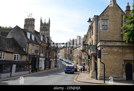 High Street : Martins dans la ville de Stamford, dans le Lincolnshire, avec le signe de potence de l'hôtel George au premier plan Banque D'Images