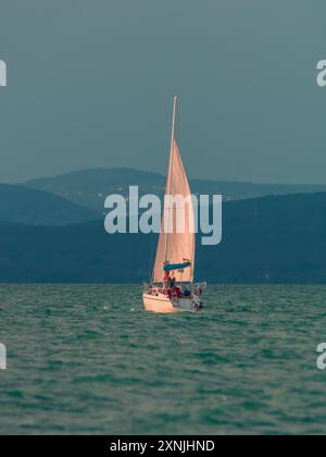 Un voilier sur le lac Balaton. Banque D'Images