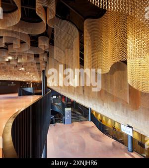 Foyer vu d'en haut. Swansea Arena et Copr Bay Bridge, Swansea, Royaume-Uni. Architecte : acme, 2024. Banque D'Images