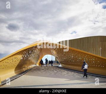 Auvent perforé de bicyclette et pont piétonnier. Swansea Arena et Copr Bay Bridge, Swansea, Royaume-Uni. Architecte : acme, 2024. Banque D'Images