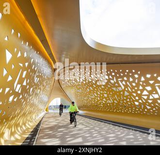 Auvent perforé de bicyclette et pont piétonnier. Swansea Arena et Copr Bay Bridge, Swansea, Royaume-Uni. Architecte : acme, 2024. Banque D'Images