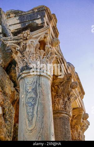 20 juin 2024 Selcuk Izmir Turquie. Ephèse Efes ville antique avec bibliothèque théâtre et détails artistiques au coucher du soleil Banque D'Images