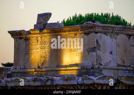 20 juin 2024 Selcuk Izmir Turquie. Ephèse Efes ville antique avec bibliothèque théâtre et détails artistiques au coucher du soleil Banque D'Images