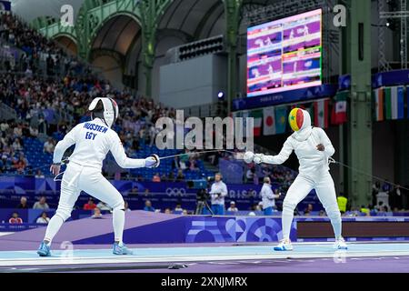 Paris, France. 26 juillet 2024. PARIS, FRANCE - JUILLET 27 : Aya Hussein d'Egypte et Ndeye Bineta Diongue du Sénégal à droite) lors de l'Epéé individuel féminin lors de l'escrime - Jeux Olympiques Paris 2024 le jour 1 au Grand Palais le 27 juillet 2024 à Paris, France. (Daniela Porcelli/SPP) crédit : SPP Sport Press photo. /Alamy Live News Banque D'Images