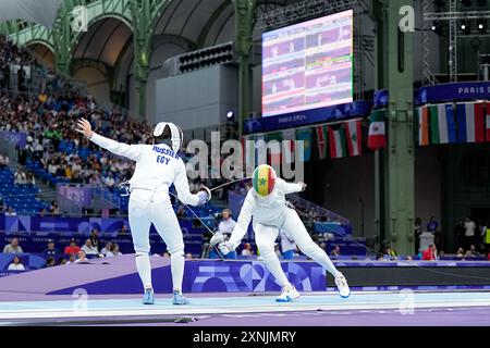 Paris, France. 26 juillet 2024. PARIS, FRANCE - JUILLET 27 : Aya Hussein d'Egypte et Ndeye Bineta Diongue du Sénégal à droite) lors de l'Epéé individuel féminin lors de l'escrime - Jeux Olympiques Paris 2024 le jour 1 au Grand Palais le 27 juillet 2024 à Paris, France. (Daniela Porcelli/SPP) crédit : SPP Sport Press photo. /Alamy Live News Banque D'Images