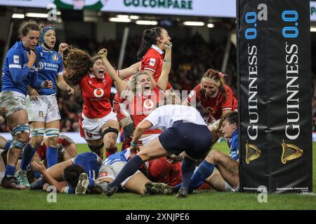 Pays de Galles femmes célébrant l'essai gagnant contre l'Italie.. Pays de Galles femmes vs Italie femmes - samedi 27 avril 2024 Banque D'Images