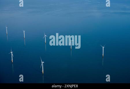 Un tir aérien par drone d'éoliennes offshore au large de l'embouchure des tees de la rivière, Middlesborough, Angleterre du Nord-est, Royaume-Uni Banque D'Images