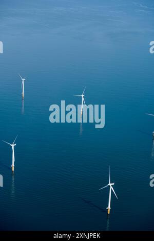 Un tir aérien par drone d'éoliennes offshore au large de l'embouchure des tees de la rivière, Middlesborough, Angleterre du Nord-est, Royaume-Uni Banque D'Images