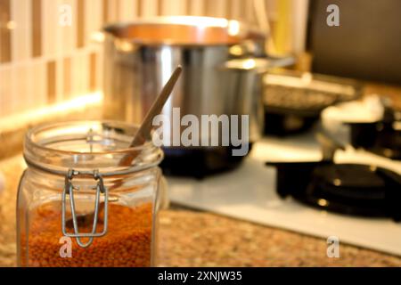 Préparation de soupe de lentilles dans la cuisine vue rapprochée Banque D'Images