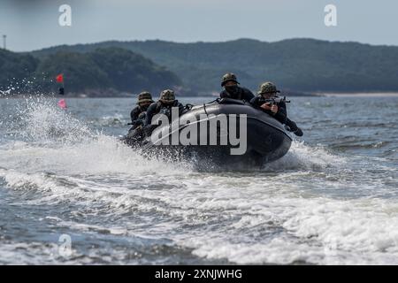 Séoul, CORÉE DU SUD. 25 juillet 2024. 1er août 2024-Séoul, Corée du Sud et la force spéciale de la République de Corée prennent part à un exercice maritime près de la côte ouest de la mer à Seosan, Corée du Sud. Jeudi, les troupes d’opérations spéciales de l’armée ont terminé un exercice autour d’une île au large de la côte ouest afin de renforcer leurs capacités d’infiltration maritime, ont déclaré des responsables. (Crédit image : © Ministère de la Défense via ZUMA Press Wire) USAGE ÉDITORIAL SEULEMENT! Non destiné à UN USAGE commercial ! Banque D'Images