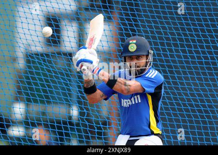 Colombo, Sri Lanka. 1er août 2024. L'indien Virat Kohli assiste à une séance d'entraînement au R. Premadasa International Cricket Stadium à Colombo le 1er août 2024, à la veille du premier match international de cricket d'une journée entre l'Inde et le Sri Lanka. Viraj Kothalwala/Alamy Live News Banque D'Images