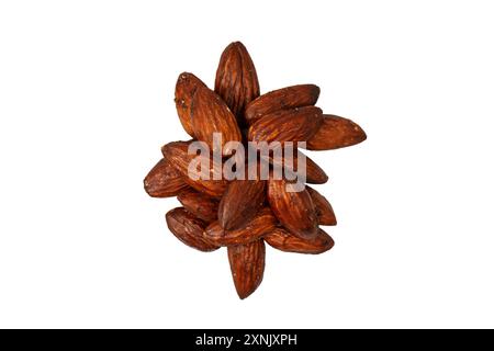 Groupe d'amandes caramélisées isolé sur fond blanc. Banque D'Images