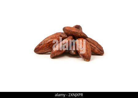 Groupe d'amandes caramélisées isolé sur fond blanc. Banque D'Images