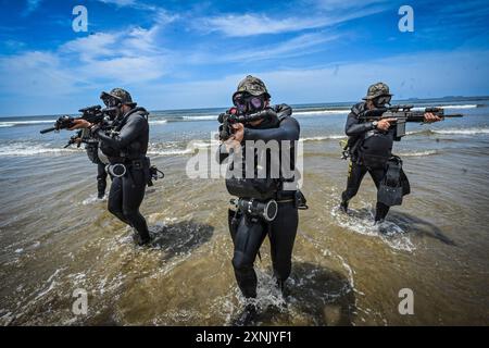 Séoul, CORÉE DU SUD. 25 juillet 2024. 1er août 2024-Séoul, Corée du Sud et la force spéciale de la République de Corée prennent part à un exercice maritime près de la côte ouest de la mer à Seosan, Corée du Sud. Jeudi, les troupes d’opérations spéciales de l’armée ont terminé un exercice autour d’une île au large de la côte ouest afin de renforcer leurs capacités d’infiltration maritime, ont déclaré des responsables. (Crédit image : © Ministère de la Défense via ZUMA Press Wire) USAGE ÉDITORIAL SEULEMENT! Non destiné à UN USAGE commercial ! Banque D'Images